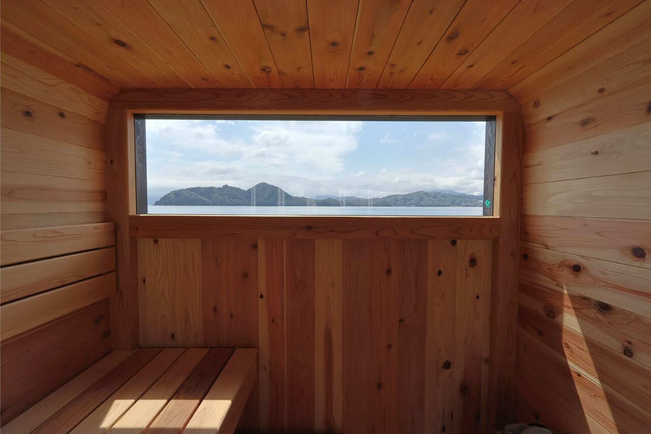 窓一面に広がる宮津湾の景色